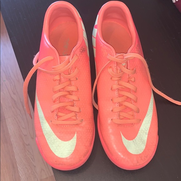 indoor soccer shoes - Picture 1 of 4